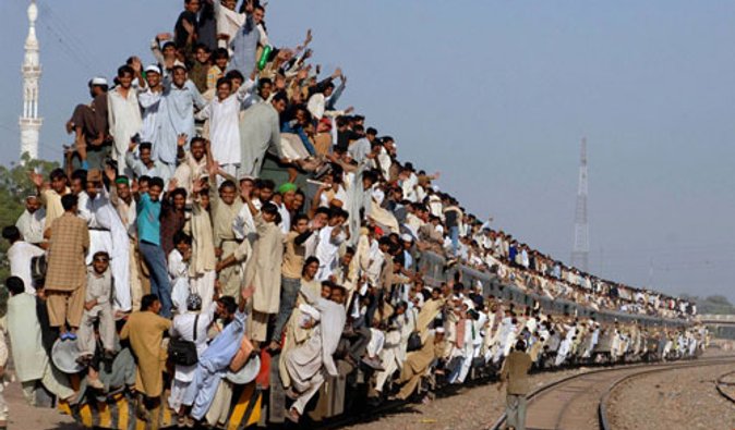 В Индии 14 юношей погибли при попытке проехать без билета