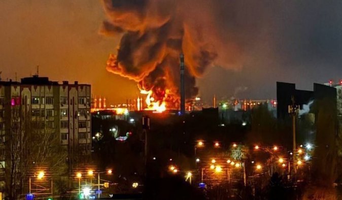 "Вспышка с права": в Крыму атакована местная нефтебаза, взрывается в Севастополе, — соцсети (видео)