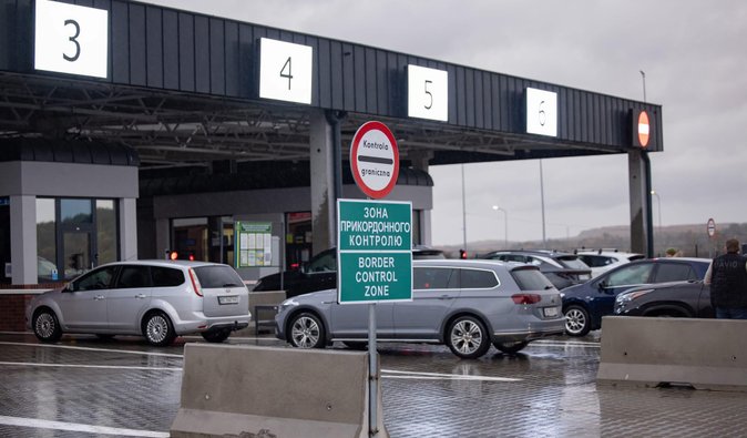 Близько 70 тисяч нелегально: скільки чоловіків виїхали з України за час війни, — NGL