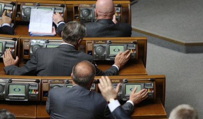 Яценюк предложил сажать в тюрьму за голосование чужими карточками