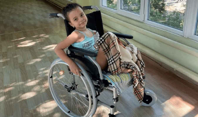 Надела протез - и в спортзал. Мечты 6-летней Александры Паскаль, потерявшей ногу из-за войны