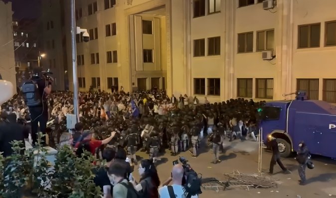 Протесты в Грузии: полиция разгоняет людей водометами и резиновыми пулями (видео)