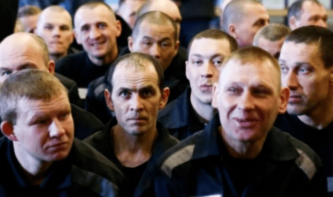 В РФ из-за вербовки заключенных на фронт снизилось тюремное население и начали закрываться колонии