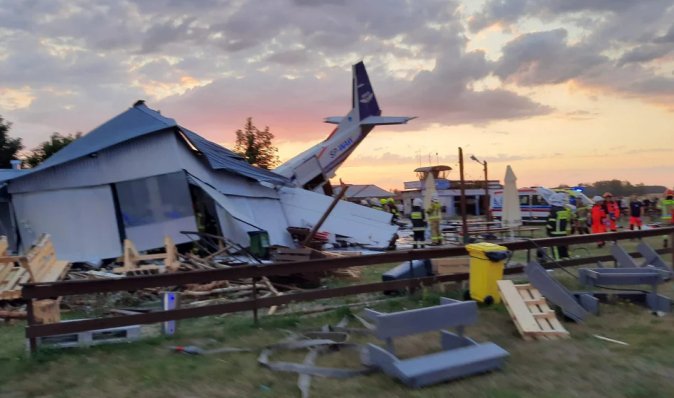 Упав на будівлю з людьми: у Польщі розбився літак Cessna, є загиблі (відео)