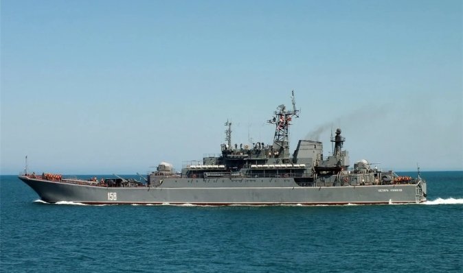 В Крыму затонул БДК "Цезарь Куников": на борту могли находиться до 90 моряков, — ВМС