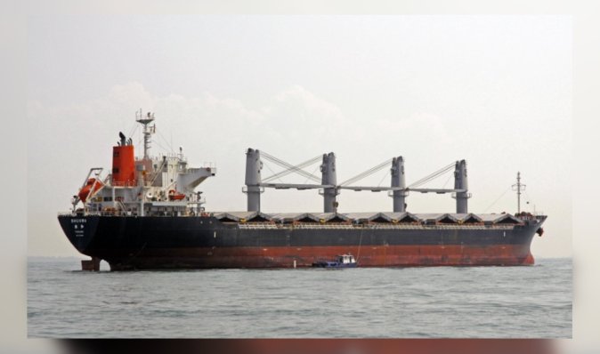 Розбили хвилі: у Чорному морі зіштовхнулись судна, які возять крадене зерно, є жертви, — ЗМІ