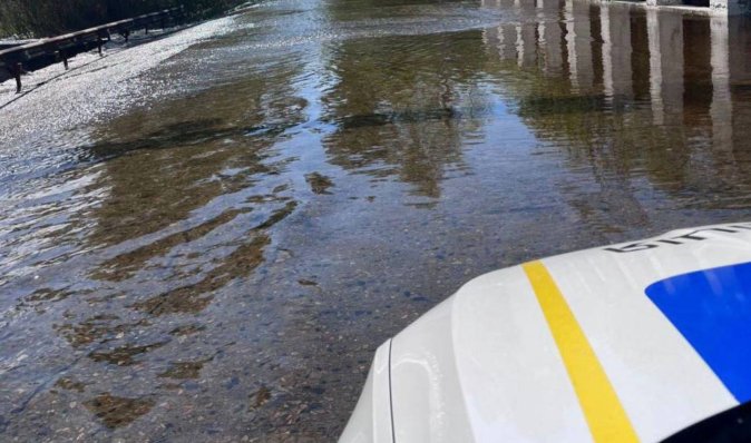 На Київщині стався перелив води з Дніпра через дамбу: поліція попереджає водіїв (фото, відео)