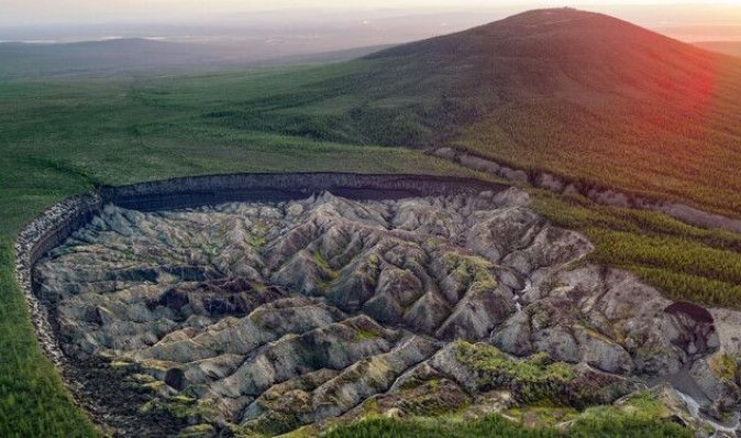 У Росії відкрилися "ворота в пекло": який вигляд має кратер вічної мерзлоти, що почав танути (фото)
