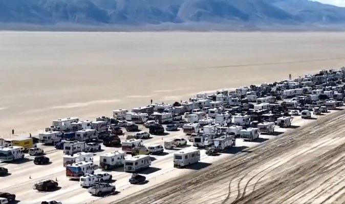 Дорогу відкрито: учасники фестивалю Burning Man змогли вибратися з пастки (відео)