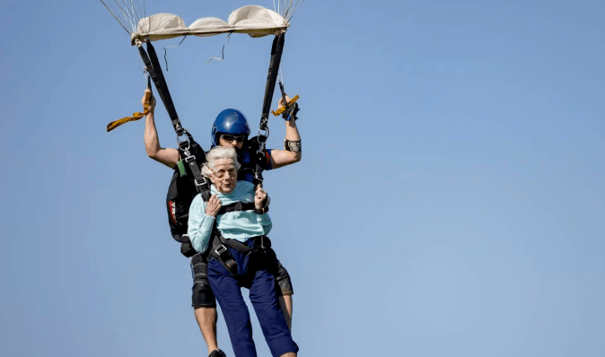 "Було чудово": 104-річна американка стала найстарішою парашутисткою у світі (відео)