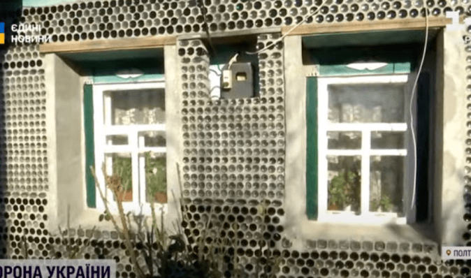 Не боїться блекаутів: на Полтавщині жінка утеплила будинок скляними пляшками (відео)