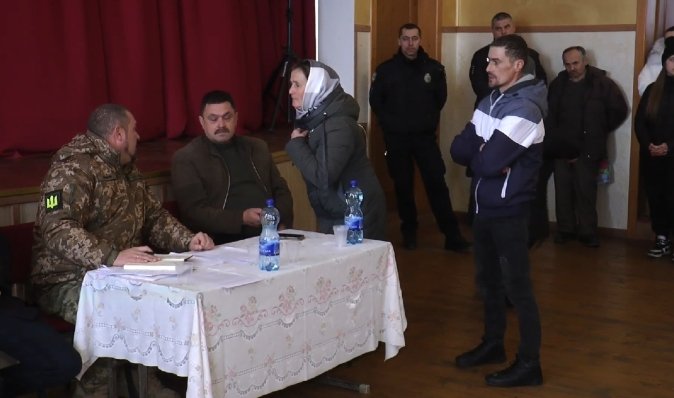 Сотрудники ТЦК провели беседу с жителями Космача, где напали на женщину с ребенком (видео)