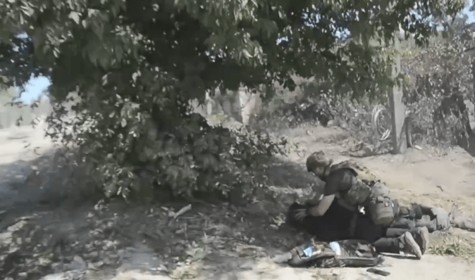 ЗС РФ вбили рятувальника у Херсоні: Зеленський пообіцяв відповідь терористам (фото, відео)