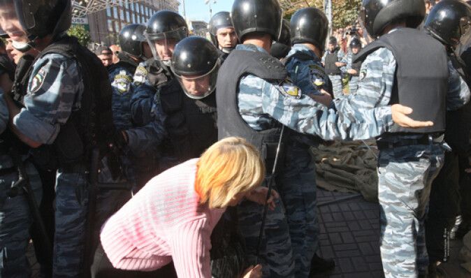 Сторонники Тимошенко заблокировали выезд из суда