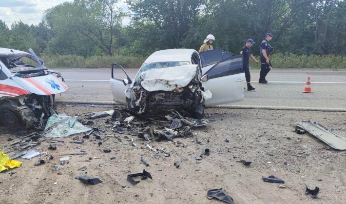 На Миколаївщині легковик врізався у карету швидкої допомоги: є жертви (фото)