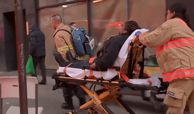 У метро Нью-Йорка зіткнулися два потяги: десятки людей поранені (відео)