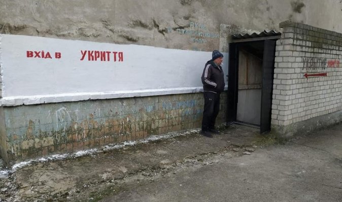 "Золоті" двері та підрядники-кримінальники: як у Києві завищують ціни на ремонт укриттів (фото)