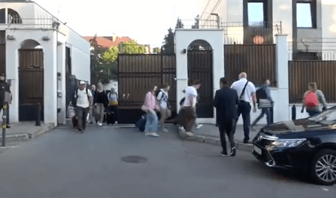 Після розслідування про шпигунство: співробітники посольства РФ залишають Молдову (відео)