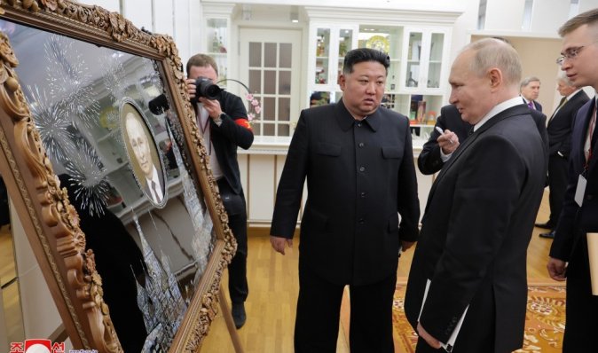 В обмін на лімузин і меч: Кім Чен Ин подарував Володимиру Путіну гранітний портрет і пару собак