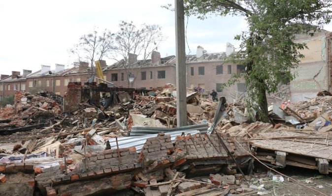 З-під завалів зруйнованої окупантами триповерхівки у Харкові дістали тіла 15 людей — ДСНС (фото)