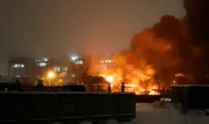 "Нестерпний запах" у Підмосков'ї спалахнула велика пожежа на бавовняній фабриці (відео)
