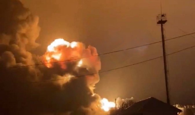 Велика пожежа на нафтобазі в Курську: у РФ заявили про атаку українського БПЛА (відео)