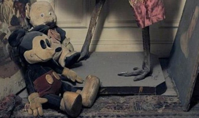 Знайшли Міккі Мауса і картину за €2 млн: квартира в Парижі залишалася недоторканою понад 80 років (фото)