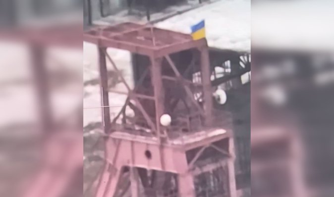 "Хорошо простреливается": в Соледаре вывесили флаг Украины (видео)