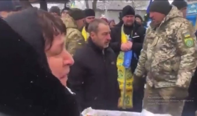Выломали двери и выгнали священника из храма: на Буковине на похоронах бойца ВСУ произошел скандал (видео)