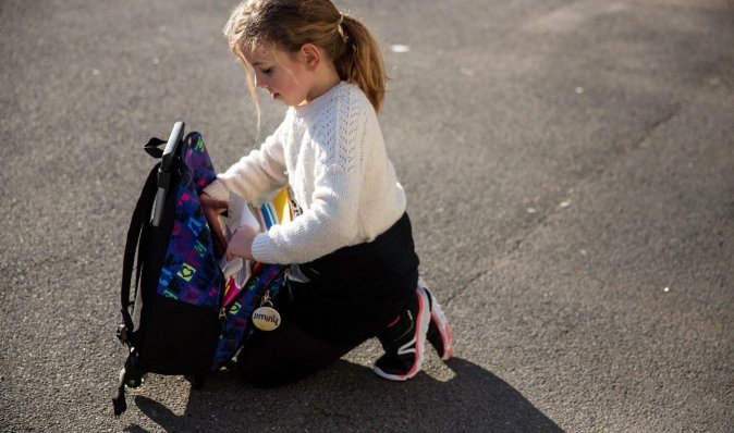 Школярів зобов'язали мати тривожний рюкзак на випадок евакуації: що має бути (список)