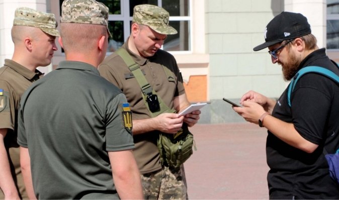 "У складі — військові": у ТЦК пояснили, як працюють патрулі для вручення повісток (відео)