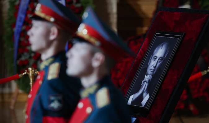 На похороні Горбачова затримали кілька людей, які протестували проти війни в Україні