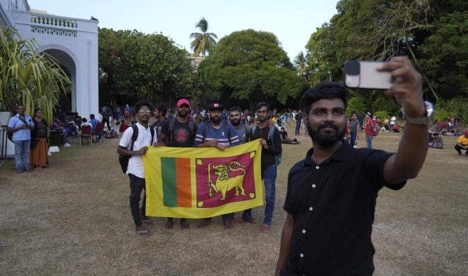 Президент Шрі-Ланки втік із країни, на його місце призначили виконувача обов'язків