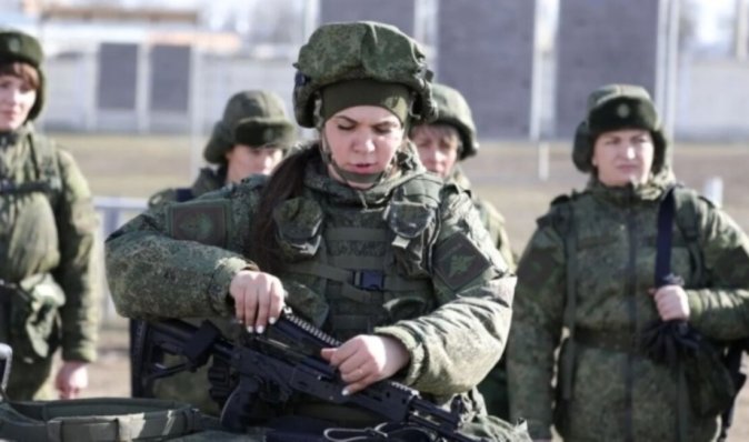 В одній шерензі: військкомати РФ оголосили набір жінок до складу збройних сил