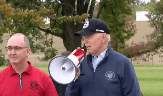 "Це важливе послання": Джо Байден взяв участь у страйку (відео)