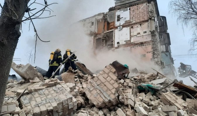 Жену и ребенка еще не нашли: из-под завалов в Харькове спасли мужчину (видео)