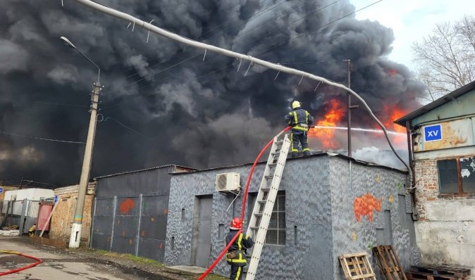 Дым на весь город: в Киеве вспыхнул пожар на складе лакокрасочной продукции (фото)