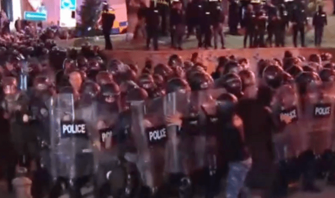 В Грузии применяют против митингующих слезоточивый газ (видео)