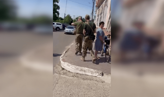 На Одещині співробітники військкомату відкрили стрілянину під час затримання, — соцмережі (відео)