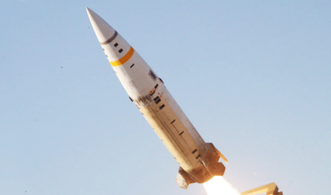 "Залп з шести ATACMS": з'явились кадри видовищного запуску далекобійних ракет ЗСУ (відео)