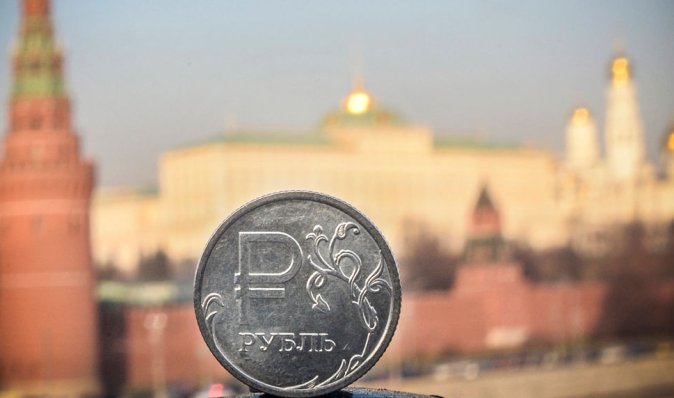 Відчують усі: експерт пояснив, чому падіння курсу рубля РФ так політично важливо