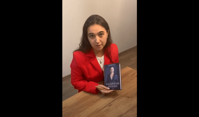 "Колезі": Юлія Мендель відправила свою книгу прессекретарю Путіна Дмитру Пєскову (відео)