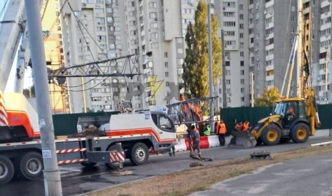 У Києві посеред дороги упав будівельний кран: рух транспорту змінено (фото)