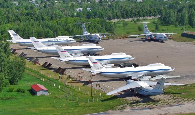 Відтягли подалі: ЗМІ опублікували світлини аеродрому Чкаловського, з якого зникли три літаки (фото)