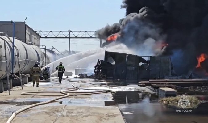 В Омске загорелись цистерны с нефтепродуктами: МЧС задействовало спецпоезда (видео)