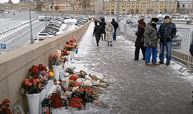 "Борись": в Москве задержали участницу акции в память о Борисе Немцове (видео)