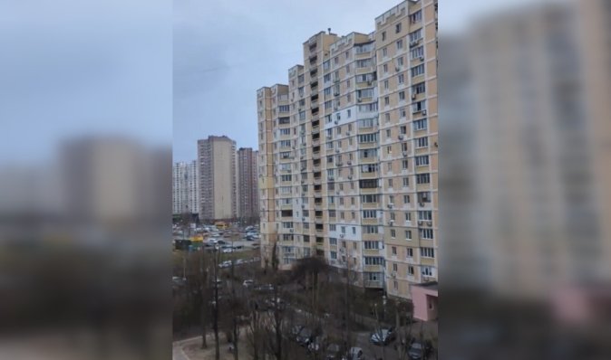 У Києві чоловік влаштував стрілянину з балкона на Позняках, — соцмережі (відео)