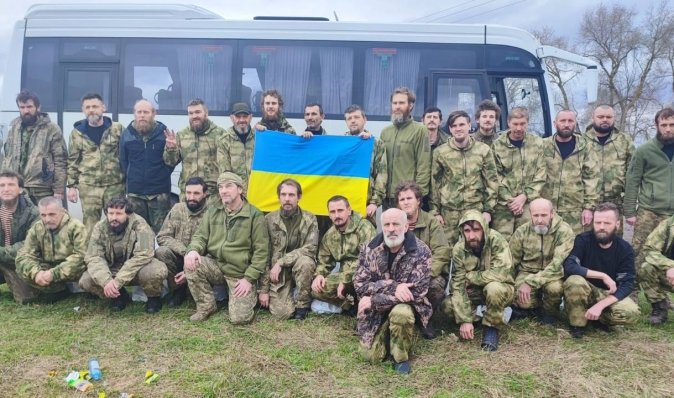 Великий великодній обмін: в Україну повернулися 130 військовослужбовців (фото, відео)