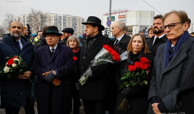 Школярі скандують "Навальний": на похорон приїхали посли країн Євросоюзу та США (фото, відео)