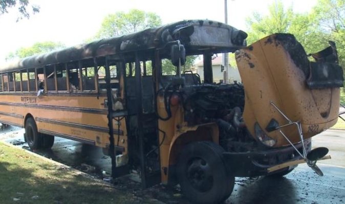 Спрацювали інстинкти: вагітна жінка врятувала дітей із палаючого шкільного автобуса (відео)